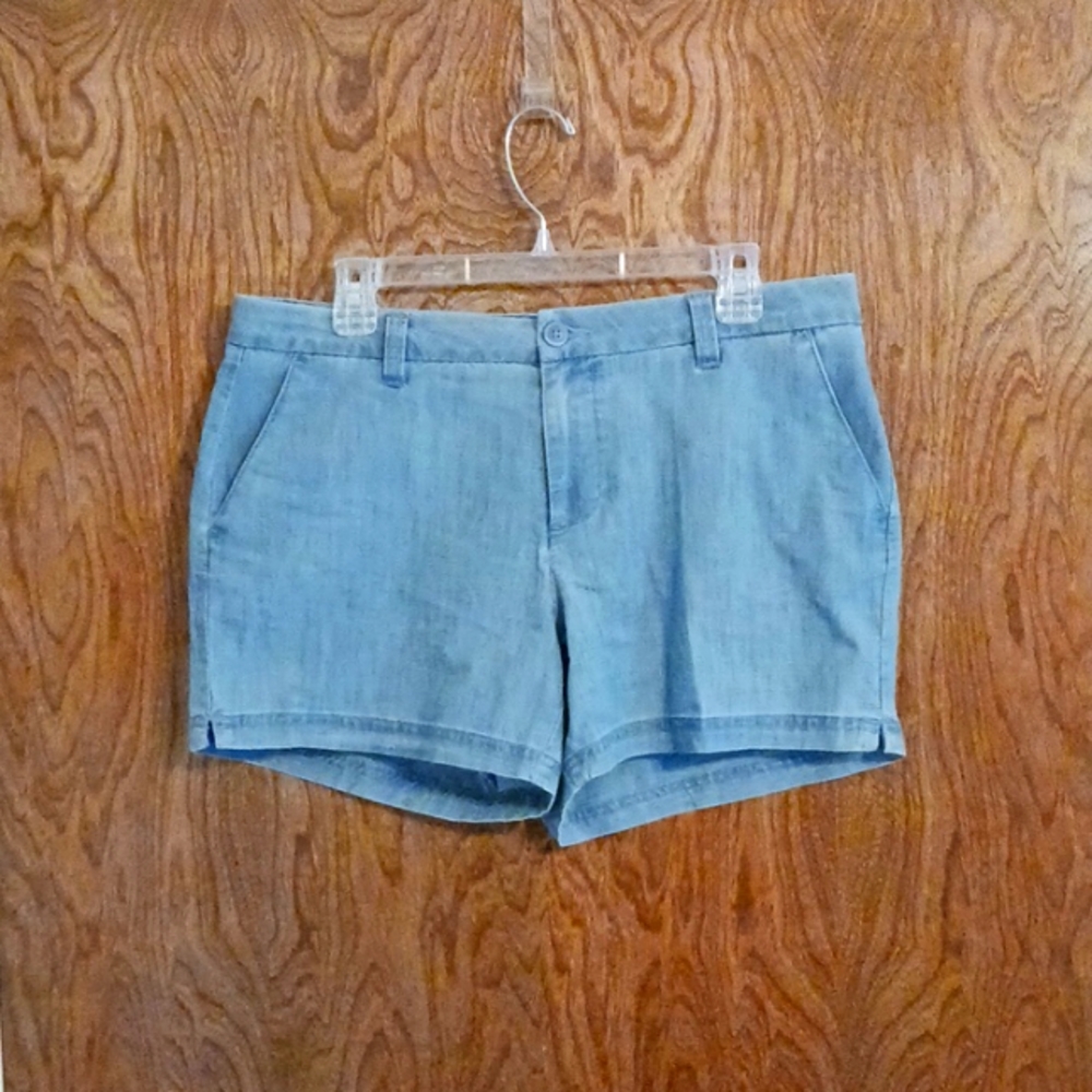 Magellan Outdoors 12 blue chambray shorts, good condition